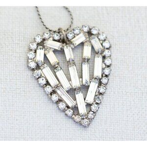 19 inch, Vintage Lovely Heart Pendant Silver Tone Necklace - J1